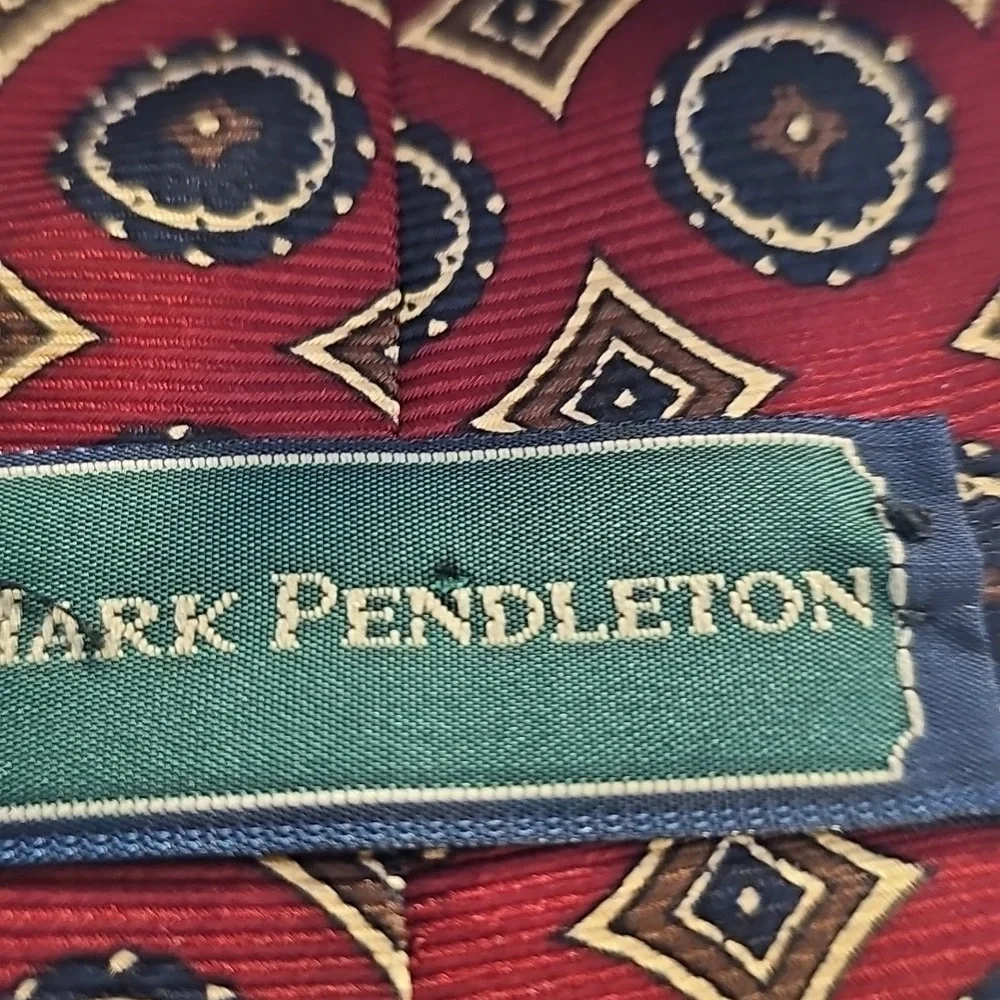 Elegant Red and Gold Patterned Men's Tie. Mark Pendleton. 100% Silk.‎